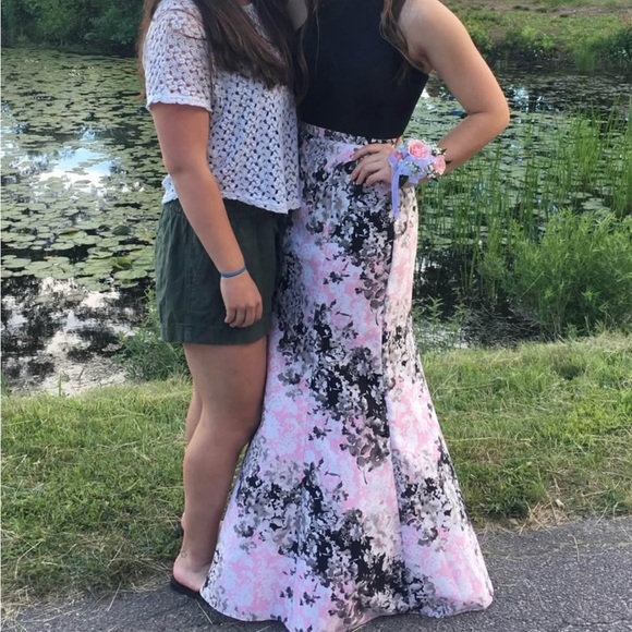 David’s Bridal size 2 prom dress
Altered to 5 feet tall 110 lbs
Worn once - Picture 3 of 3